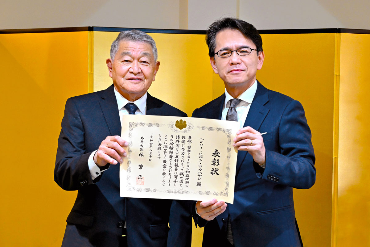 ワカバヤシ氏（左）と丸山総領事。2023年3月10日、在バンクーバー日本国総領事公邸。Photo by Saito Koichi/Japan Canada Today