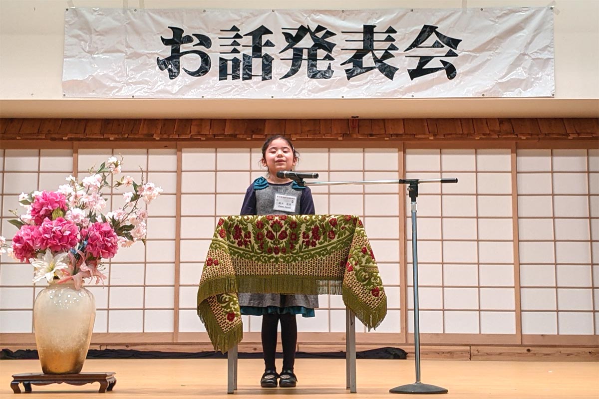 3年ぶりに開催された発表会でトップバッターを務めた小学科の鈴木恵真さん。2023年2月12日、バンクーバー市バンクーバー日本語学校並びに日系人会館ホール。Photo by Japan Canada Today