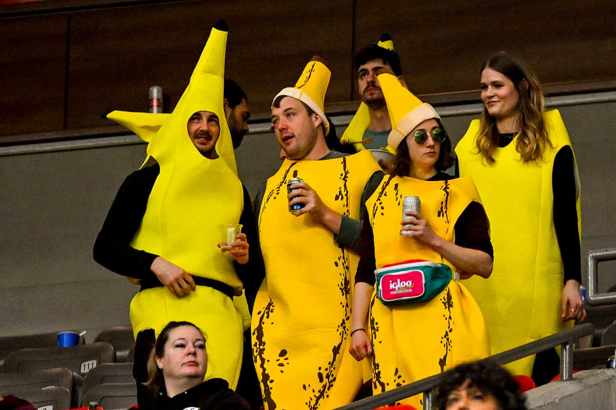 これは一体…たぶんバナナ?! 2023年3月5日、BCプレース。Photo by Koichi Saito/Japan Canada Today