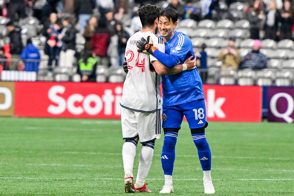 試合後、GK高丘も笑顔でチームメートと勝利を喜ぶ。2023年3月8日、BCプレース。Photo by Koichi Saito/Japan Canada Today