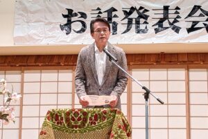 あいさつで生徒たちに語りかける在バンクーバー日本国総領事館・丸山浩平総領事。2023年2月12日、バンクーバー市バンクーバー日本語学校並びに日系人会館ホール。Photo by Japan Canada Today