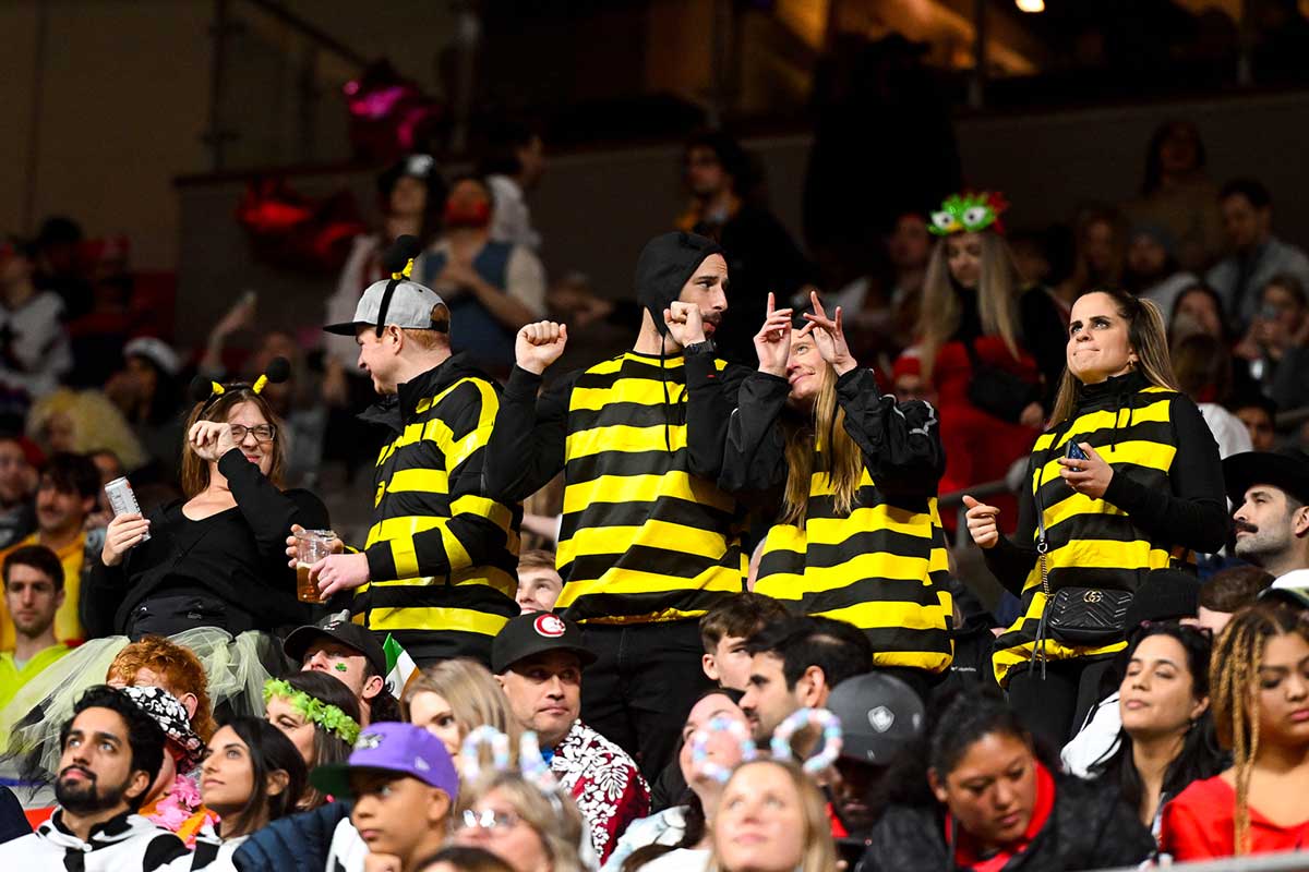 Bee Dance! 会場ではダンスタイムがかなり多い。2023年3月4日、BCプレース。Photo by Koichi Saito/Japan Canada Today