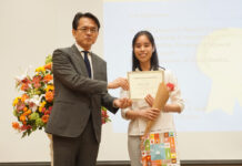 第36回BC州日本語弁論大会への応募受付開始 大学生の部、中級で1位になったSerena Pongさん(右)と、在バンクーバー日本国総領事館・丸山浩平総領事。2023年3月4日、UBCアジアンセンター。写真提供:BC州日本語弁論大会実行委員会