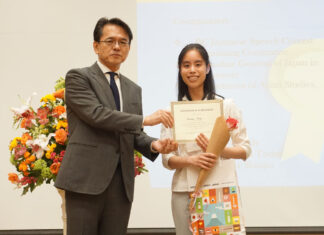 第36回BC州日本語弁論大会への応募受付開始 大学生の部、中級で1位になったSerena Pongさん(右)と、在バンクーバー日本国総領事館・丸山浩平総領事。2023年3月4日、UBCアジアンセンター。写真提供:BC州日本語弁論大会実行委員会