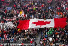 カナダセブンズはコスプレ大会!楽しいコスプレを一挙紹介! すっかり恒例、巨大メープルリーフ。チームカナダの試合前に登場する。2023年3月4日、BCプレース。Photo by Koichi Saito/Japan Canada Today