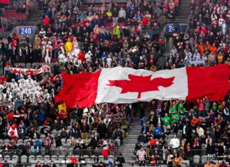 カナダセブンズはコスプレ大会!楽しいコスプレを一挙紹介! すっかり恒例、巨大メープルリーフ。チームカナダの試合前に登場する。2023年3月4日、BCプレース。Photo by Koichi Saito/Japan Canada Today