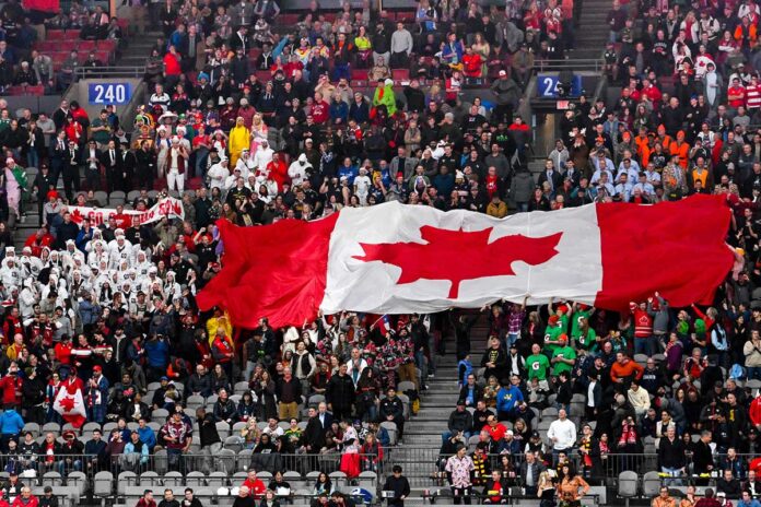 すっかり恒例、巨大メープルリーフ。チームカナダの試合前に登場する。2023年3月4日、BCプレース。Photo by Koichi Saito/Japan Canada Today