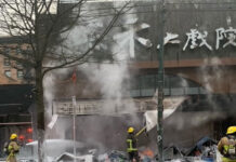 路上キャンプテント火災受け、バンクーバー消防署長が状況改善を求める 3月19日にバンクーバー・ダウンタウンイーストサイドで起きた火災の消火活動。Photo from Vancouver Fire Rescue Service/Twitter