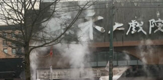 路上キャンプテント火災受け、バンクーバー消防署長が状況改善を求める 3月19日にバンクーバー・ダウンタウンイーストサイドで起きた火災の消火活動。Photo from Vancouver Fire Rescue Service/Twitter