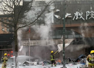 路上キャンプテント火災受け、バンクーバー消防署長が状況改善を求める 3月19日にバンクーバー・ダウンタウンイーストサイドで起きた火災の消火活動。Photo from Vancouver Fire Rescue Service/Twitter