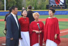 妹尾翠さんメモリアル、4月29日に 日加米対抗大学野球大会で国歌「君が代」を斉唱するNAVコーラス。右から2番目が妹尾翠さん。2019年8月19日、ブリティッシュコロンビア大学サンダーバード球場。Photo by Naomi Mishima