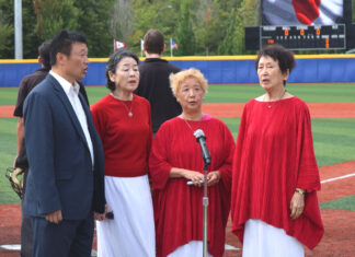 妹尾翠さんメモリアル、4月29日に 日加米対抗大学野球大会で国歌「君が代」を斉唱するNAVコーラス。右から2番目が妹尾翠さん。2019年8月19日、ブリティッシュコロンビア大学サンダーバード球場。Photo by Naomi Mishima