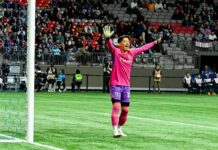 ホワイトキャップス2024年シーズンまもなく開幕、MLS日本人対決に期待のシーズン 大きなジェスチャーでチームメートに声をかけるGK高丘選手。2023年4月5日、BCプレース。Photo by Koichi Saito/Japan Canada Today