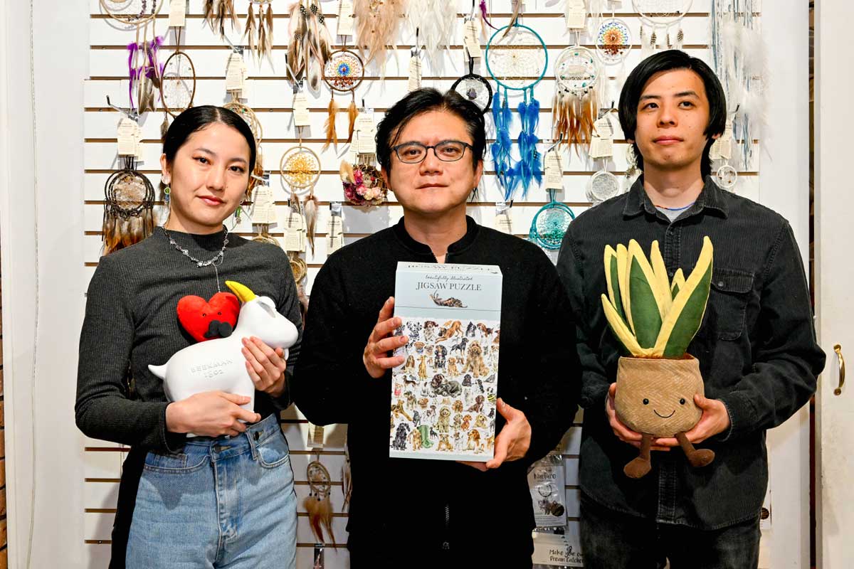 左から、吉岡さん、佐藤さん、久保さん。お気に入りの商品を手に。GIFTS AND THINGS。Photo by Koichi Saito/Japan Canada Today