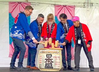 さくらデイズ・ジャパンフェア、雨の中でも楽しんだ2日間! さくらデイズ・ジャパンフェアでの鏡割り。左から:Mr. Richard Whitehead of EDGE Construction, Mr. Scott Jensen-Commissioner of Vancouver Park Board, Ms. Linda Poole-Founder of The Vancouver Cherry Blossom Festival, 丸山浩平・在バンクーバー日本国総領事、塚本隆志・ジャパンフェア実行委員会委員長。2023年4月15日、バンデューセン植物園。Photo by Koichi Saito/Japan Canada Today