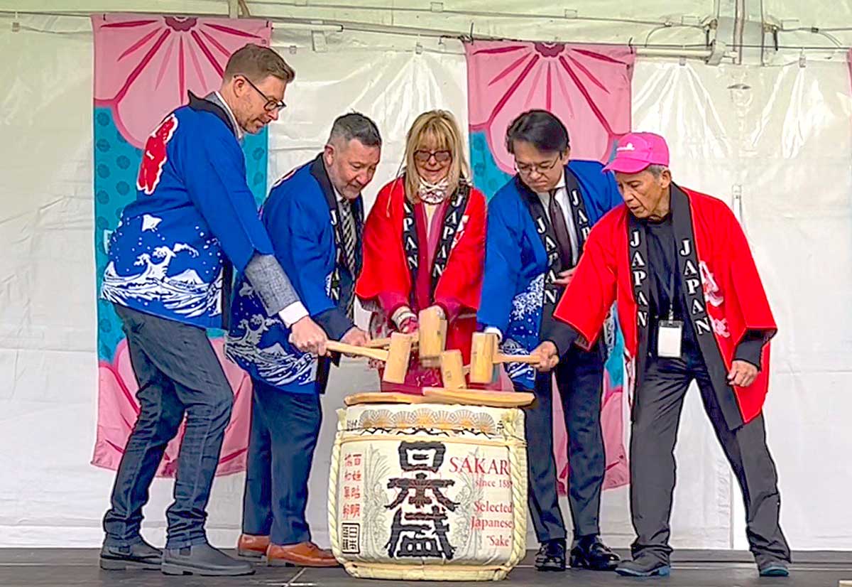 さくらデイズ・ジャパンフェアでの鏡割り。左から：Mr. Richard Whitehead of EDGE Construction, Mr. Scott Jensen-Commissioner of Vancouver Park Board, Ms. Linda Poole-Founder of The Vancouver Cherry Blossom Festival, 丸山浩平・在バンクーバー日本国総領事、塚本隆志・ジャパンフェア実行委員会委員長。2023年4月15日、バンデューセン植物園。Photo by Koichi Saito/Japan Canada Today