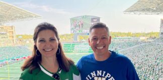 サスカチュワン州レジャイナ市マスターズ市長に聞く(後編)「市長レジャイナ市の魅力を語る」 Mayor Masters (left) wearing a Saskatchewan Roughriders Jersey with Mayor of Winnipeg Manitoba Brian Bowman (right) wearing a Winnipeg Blue Bombers shirt at the Labour Day Classic game in Regina, Saskatchewan on September 4, 2022. Photo provided by the City of Regina