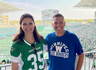 サスカチュワン州レジャイナ市マスターズ市長に聞く(後編)「市長レジャイナ市の魅力を語る」 Mayor Masters (left) wearing a Saskatchewan Roughriders Jersey with Mayor of Winnipeg Manitoba Brian Bowman (right) wearing a Winnipeg Blue Bombers shirt at the Labour Day Classic game in Regina, Saskatchewan on September 4, 2022. Photo provided by the City of Regina