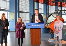 ブリティッシュ・コロンビア州、観光インフラの補修・改善に5,000万ドルを投資 観光業への支援を発表するBC州デイビッド・イービー州首相。左側は、BC州ラナ・ポファム観光・アート・文化・スポーツ大臣。2023年4月25日、バンクーバー市サイエンスワールド。Photo by Koichi Saito/Japan Canada Today