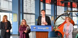 ブリティッシュ・コロンビア州、観光インフラの補修・改善に5,000万ドルを投資 観光業への支援を発表するBC州デイビッド・イービー州首相。左側は、BC州ラナ・ポファム観光・アート・文化・スポーツ大臣。2023年4月25日、バンクーバー市サイエンスワールド。Photo by Koichi Saito/Japan Canada Today