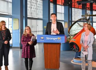 ブリティッシュ・コロンビア州、観光インフラの補修・改善に5,000万ドルを投資 観光業への支援を発表するBC州デイビッド・イービー州首相。左側は、BC州ラナ・ポファム観光・アート・文化・スポーツ大臣。2023年4月25日、バンクーバー市サイエンスワールド。Photo by Koichi Saito/Japan Canada Today