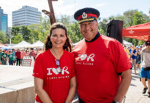 サスカチュワン州レジャイナ市マスターズ市長に聞く「レジャイナの魅力と藤岡市との友好都市関係について」(前編) Mayor Masters (left) with Police Chief Evan Bray (right) at the I Love Regina 20th Anniversary Celebration. I Love Regina encourages a strong sense of community and celebrates the many things we love about our city. The day was packed with activities, performances, food, music, smiles, and civic pride! Photo provided by the City of Regina