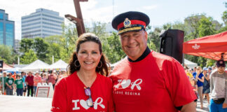 サスカチュワン州レジャイナ市マスターズ市長に聞く「レジャイナの魅力と藤岡市との友好都市関係について」(前編) Mayor Masters (left) with Police Chief Evan Bray (right) at the I Love Regina 20th Anniversary Celebration. I Love Regina encourages a strong sense of community and celebrates the many things we love about our city. The day was packed with activities, performances, food, music, smiles, and civic pride! Photo provided by the City of Regina