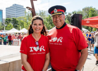 サスカチュワン州レジャイナ市マスターズ市長に聞く「レジャイナの魅力と藤岡市との友好都市関係について」(前編) Mayor Masters (left) with Police Chief Evan Bray (right) at the I Love Regina 20th Anniversary Celebration. I Love Regina encourages a strong sense of community and celebrates the many things we love about our city. The day was packed with activities, performances, food, music, smiles, and civic pride! Photo provided by the City of Regina