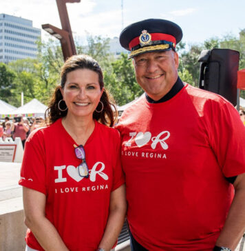 サスカチュワン州レジャイナ市マスターズ市長に聞く「レジャイナの魅力と藤岡市との友好都市関係について」(前編) Mayor Masters (left) with Police Chief Evan Bray (right) at the I Love Regina 20th Anniversary Celebration. I Love Regina encourages a strong sense of community and celebrates the many things we love about our city. The day was packed with activities, performances, food, music, smiles, and civic pride! Photo provided by the City of Regina