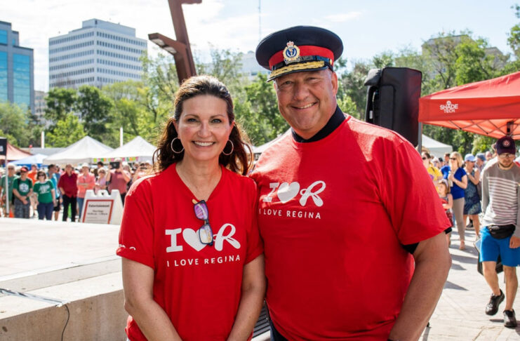 サスカチュワン州レジャイナ市マスターズ市長に聞く「レジャイナの魅力と藤岡市との友好都市関係について」(前編) Mayor Masters (left) with Police Chief Evan Bray (right) at the I Love Regina 20th Anniversary Celebration. I Love Regina encourages a strong sense of community and celebrates the many things we love about our city. The day was packed with activities, performances, food, music, smiles, and civic pride! Photo provided by the City of Regina