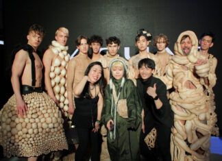 ファッションでなにを伝える?21歳の日本人デザイナーに注目!「バンクーバーファッションウィーク2023 秋冬コレクション」 「TUZUMI FUTAMATA」のデザイナーふたまたつづみさん(前列中央)。2023年4月13日、David Lam Hall, Chinese Cultural Centre of Greater Vancouver。写真提供: Vancouver Fashion Week