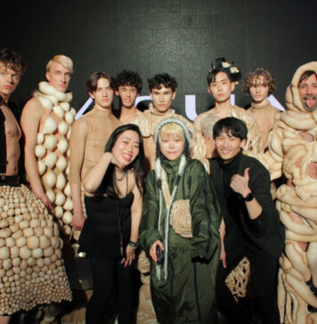 ファッションでなにを伝える?21歳の日本人デザイナーに注目!「バンクーバーファッションウィーク2023 秋冬コレクション」 「TUZUMI FUTAMATA」のデザイナーふたまたつづみさん(前列中央)。2023年4月13日、David Lam Hall, Chinese Cultural Centre of Greater Vancouver。写真提供: Vancouver Fashion Week