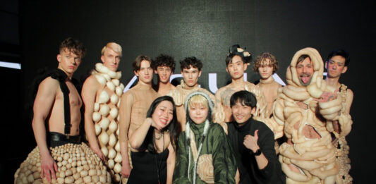 「TUZUMI FUTAMATA」のデザイナーふたまたつづみさん（前列中央）。2023年4月13日、David Lam Hall, Chinese Cultural Centre of Greater Vancouver。写真提供: Vancouver Fashion Week