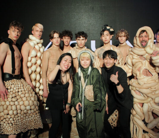 ファッションでなにを伝える?21歳の日本人デザイナーに注目!「バンクーバーファッションウィーク2023 秋冬コレクション」 「TUZUMI FUTAMATA」のデザイナーふたまたつづみさん(前列中央)。2023年4月13日、David Lam Hall, Chinese Cultural Centre of Greater Vancouver。写真提供: Vancouver Fashion Week