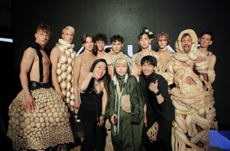 ファッションでなにを伝える?21歳の日本人デザイナーに注目!「バンクーバーファッションウィーク2023 秋冬コレクション」 「TUZUMI FUTAMATA」のデザイナーふたまたつづみさん(前列中央)。2023年4月13日、David Lam Hall, Chinese Cultural Centre of Greater Vancouver。写真提供: Vancouver Fashion Week