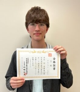 グラッドストーン日本語学園で幼稚園から日本語を学習している中学科３年のウエジャーアダムさん。写真：グラッドストーン日本語学園