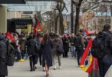 労働組合が政府の労働協約案で暫定合意、ストライキ終了へ バンクーバーダウンタウンの連邦ビルディング前でストライキをする労働組合PSACの人々。2023年4月20日、バンクーバー市。Photo by Japan Canada Today