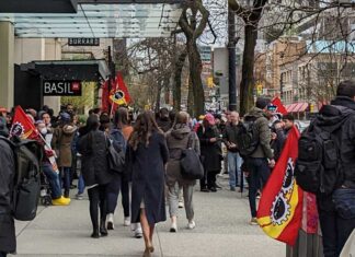 労働組合が政府の労働協約案で暫定合意、ストライキ終了へ バンクーバーダウンタウンの連邦ビルディング前でストライキをする労働組合PSACの人々。2023年4月20日、バンクーバー市。Photo by Japan Canada Today