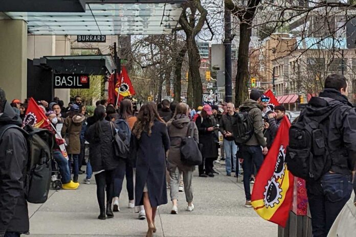 バンクーバーダウンタウンの連邦ビルディング前でストライキをする労働組合PSACの人々。2023年4月20日、バンクーバー市。Photo by Japan Canada Today