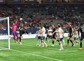 GK高丘、終盤の好セーブでホワイトキャップス3勝目を引き寄せる 空中戦を制して死守するGK高丘。バンクーバー・ホワイトキャップスFC対ミネソタ・ユナイテッドFC。2023年5月6日、BCプレース。Photo by Saito Koichi/Japan Canada Today