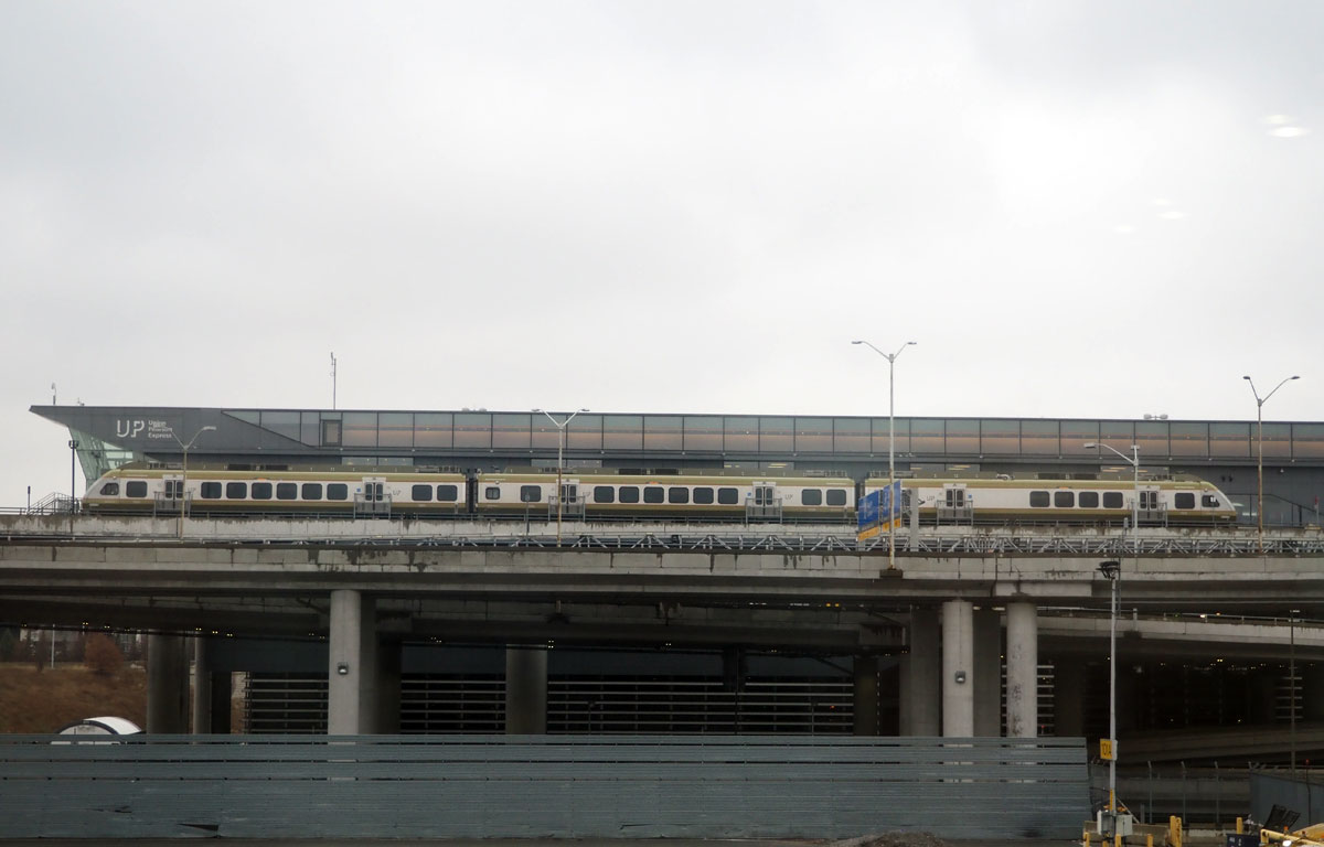 ピアソン空港駅：トロント・ピアソン国際空港に隣接したUPエクスプレスのピアソン空港駅（2023年1月1日、大塚圭一郎撮影）