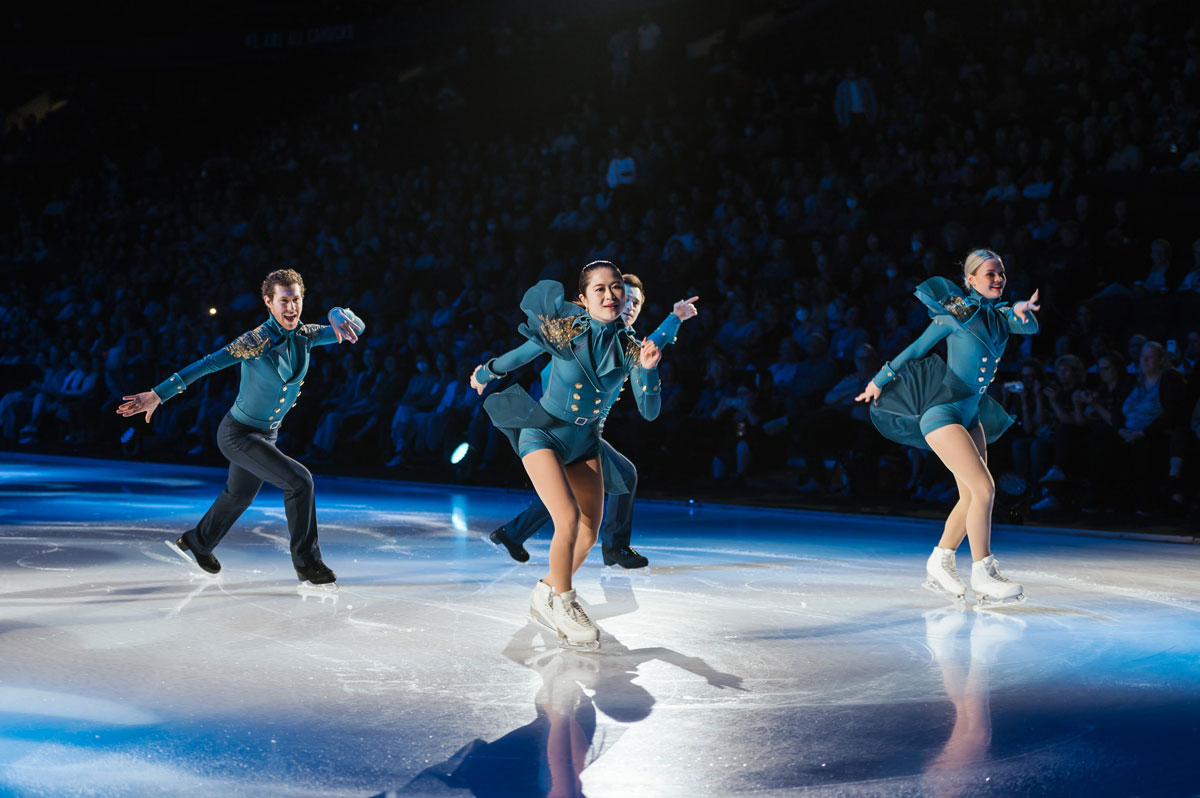 宮原知子さん（中央）共演者と一緒に。2023年5月18日、Rogers Arena, Vancouver。 Photo credit: Timothy Nguyen, Photo provided by Stars on Ice Canada