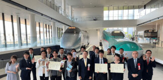 鉄道開業150年記念のJR堪能ツアーが日本一に 22年度の鉄旅オブザイヤー 鉄旅オブザイヤー2022年度の受賞者ら=2023年4月19日、さいたま市の鉄道博物館(鉄旅オブザイヤー実行委員会提供)