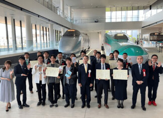 鉄道開業150年記念のJR堪能ツアーが日本一に 22年度の鉄旅オブザイヤー 鉄旅オブザイヤー2022年度の受賞者ら=2023年4月19日、さいたま市の鉄道博物館(鉄旅オブザイヤー実行委員会提供)