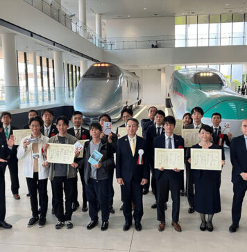 鉄道開業150年記念のJR堪能ツアーが日本一に 22年度の鉄旅オブザイヤー 鉄旅オブザイヤー2022年度の受賞者ら=2023年4月19日、さいたま市の鉄道博物館(鉄旅オブザイヤー実行委員会提供)