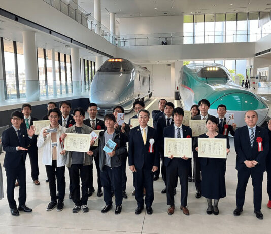 鉄道開業150年記念のJR堪能ツアーが日本一に 22年度の鉄旅オブザイヤー 鉄旅オブザイヤー2022年度の受賞者ら=2023年4月19日、さいたま市の鉄道博物館(鉄旅オブザイヤー実行委員会提供)