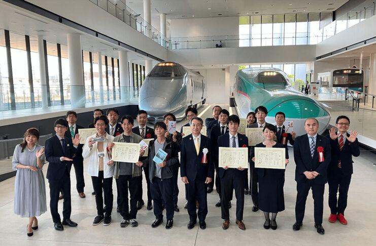 鉄道開業150年記念のJR堪能ツアーが日本一に 22年度の鉄旅オブザイヤー 鉄旅オブザイヤー2022年度の受賞者ら=2023年4月19日、さいたま市の鉄道博物館(鉄旅オブザイヤー実行委員会提供)