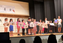 「全クラスが披露する1年間の集大成」バンクーバー日本語学校学習発表会 基礎科Bクラスによる北原白秋の詩「五十音」では一列に並んで1人ずつ詩を朗読。2023年5月20日、バンクーバー日本語学校。撮影:池田茜音