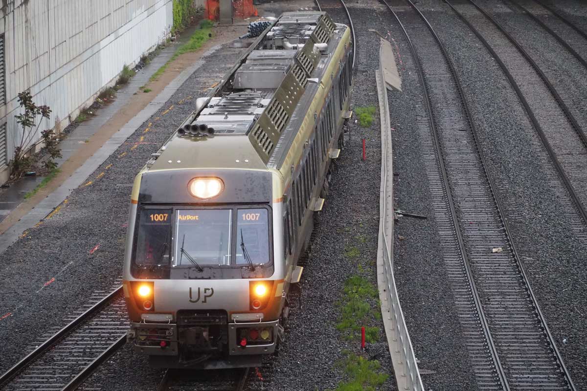 UPエクスプレス：カナダ・トロント中心部を走るUPエクスプレスの列車（2018年5月22日、大塚圭一郎撮影）