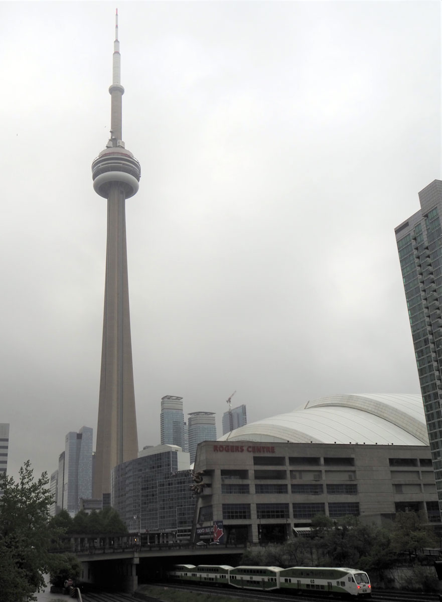 CNタワー：カナダ・トロントのシンボルとなっているCNタワー。手前を走っているのはGOトランジットの列車（2018年5月22日、大塚圭一郎撮影）